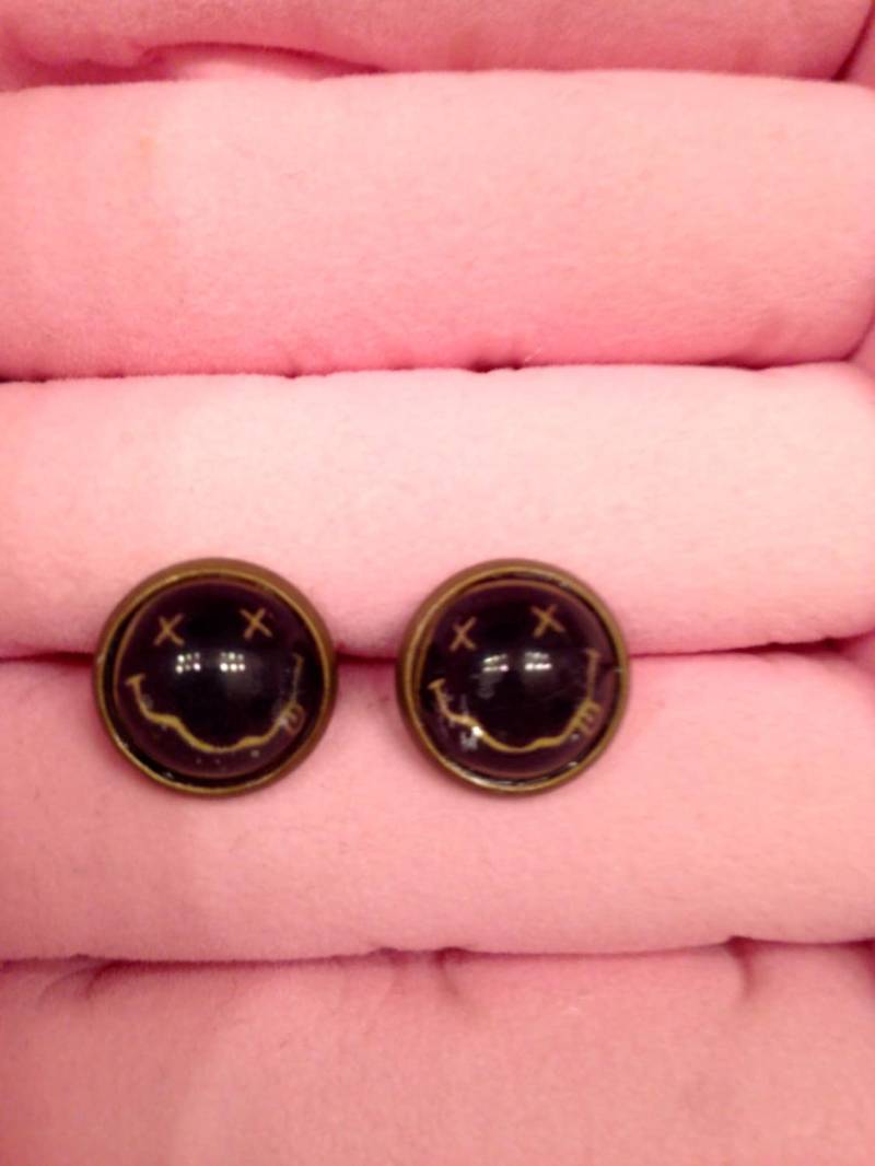 Handgemachte Nirvana "Smiley Face' Ohrstecker | 12mm Handgemachte Nirvana "Smiley Face' Ohrstecker | 12mm von LNTRN
