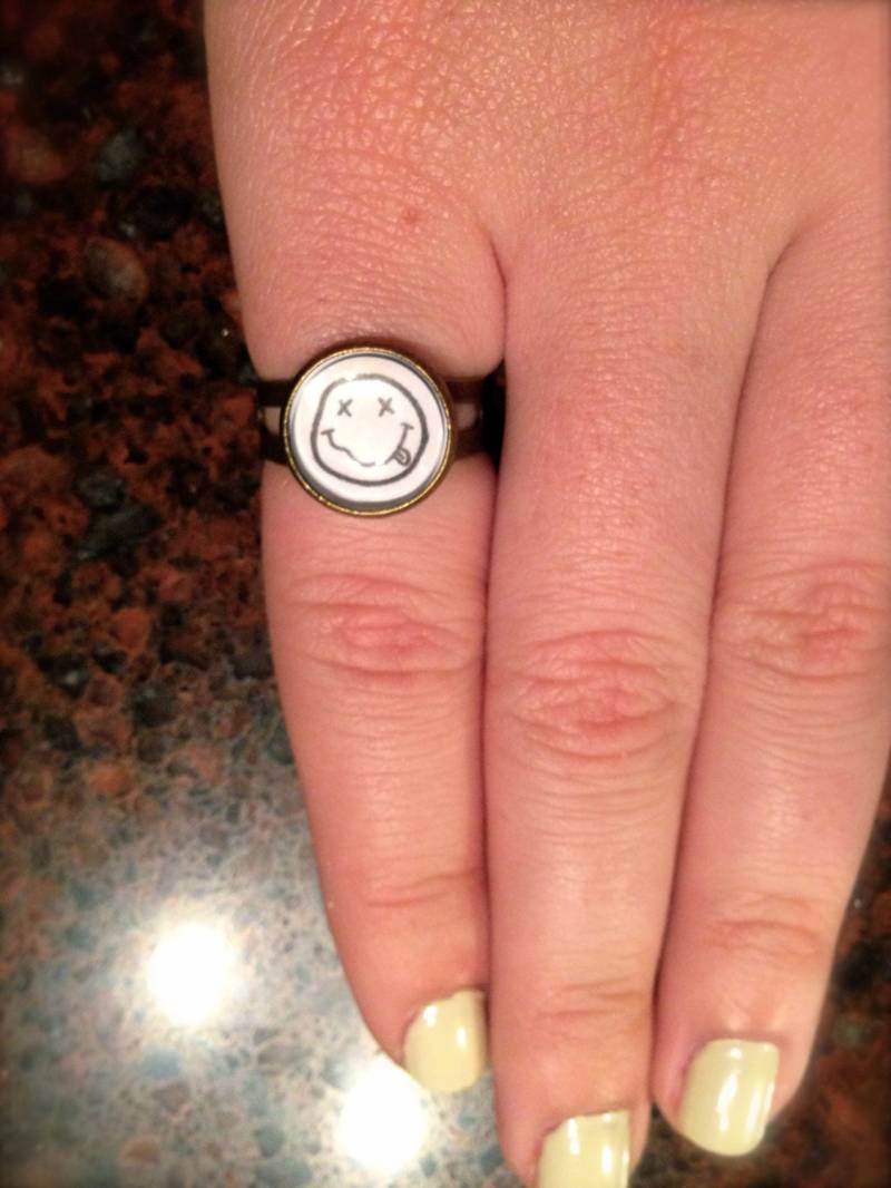 Handgemachter Nirvana "Smiley Face' "Verstellbarer' Ring | 12mm Handgemachter Nirvana "Smiley Face' "Verstellbarer' Ring | 12mm von LNTRN