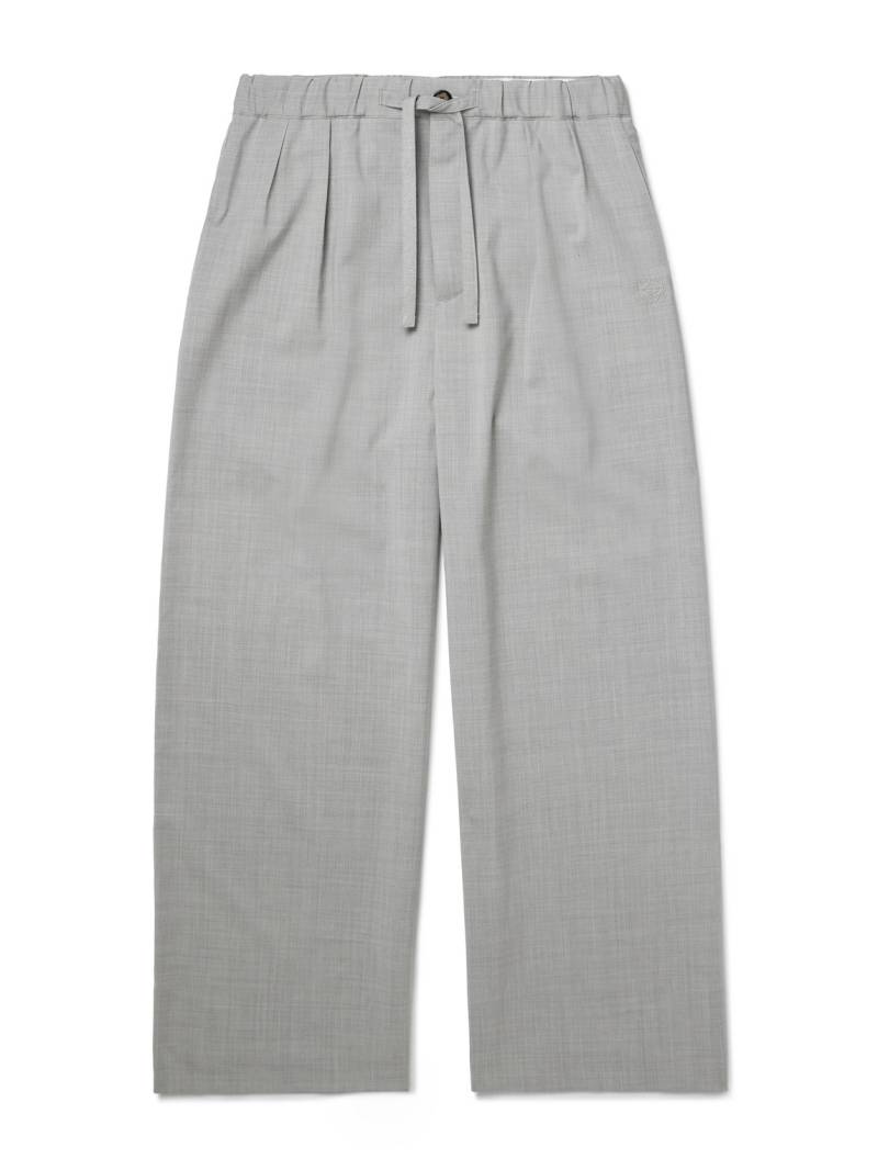 LOEWE - Wide-Leg Logo-Embroidered Pleated Wool Drawstring Trousers - Men - Gray - XS LOEWE - Wide-Leg Logo-Embroidered Pleated Wool Drawstring Trousers - Men - Gray - XS von LOEWE