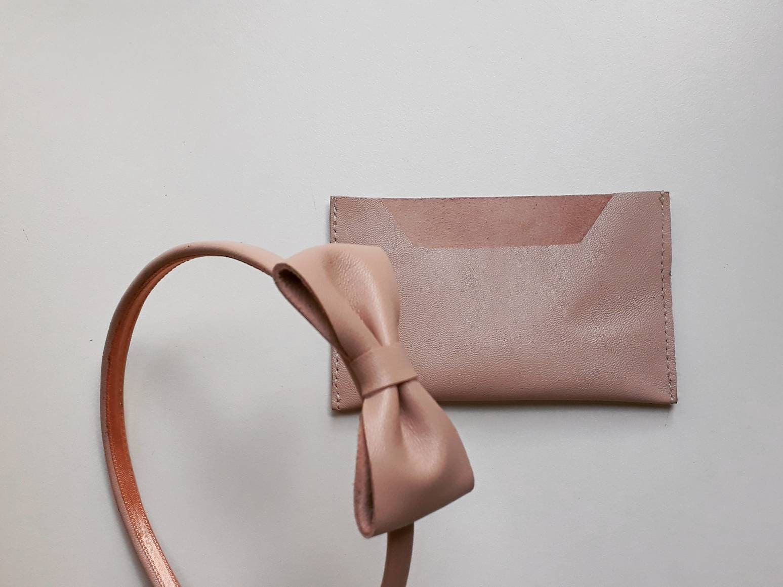 Beige Lederschleife Stirnband Elegantes Damen Accessoire Beige Lederschleife Stirnband Elegantes Damen Accessoire von LOFbags
