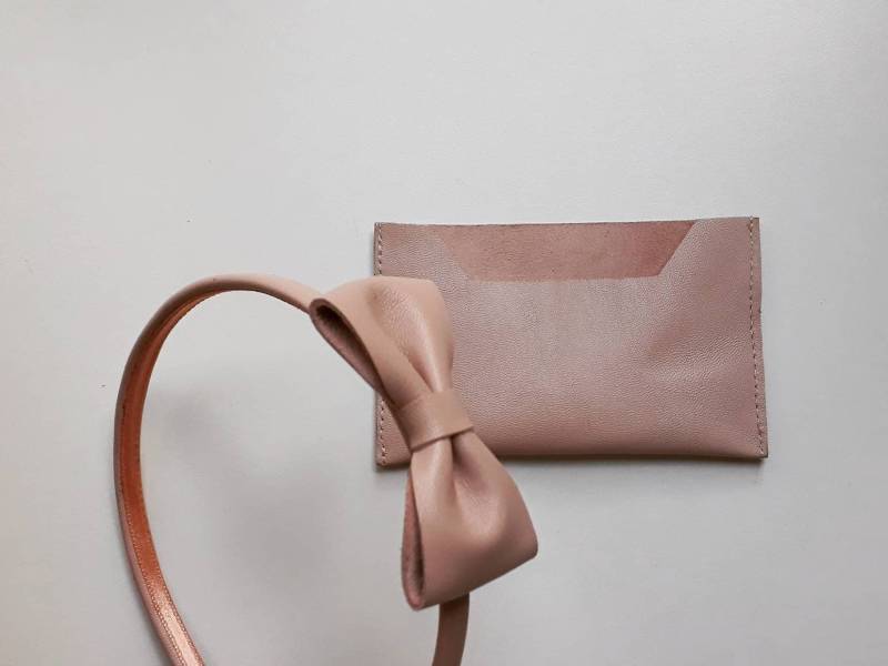 Beige Lederschleife Stirnband Elegantes Damen Accessoire Beige Lederschleife Stirnband Elegantes Damen Accessoire von LOFbags