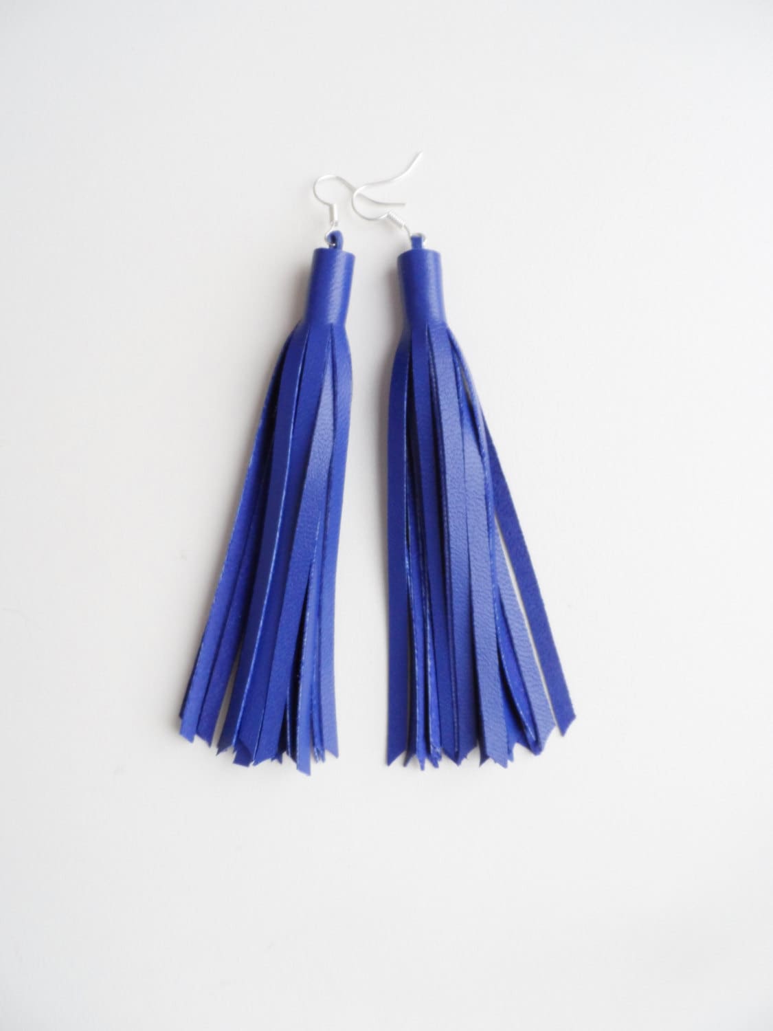 Blaue Lederfransen-Ohrringe Sterlingsilber-Armaturen Blaue Lederfransen-Ohrringe Sterlingsilber-Armaturen von LOFbags