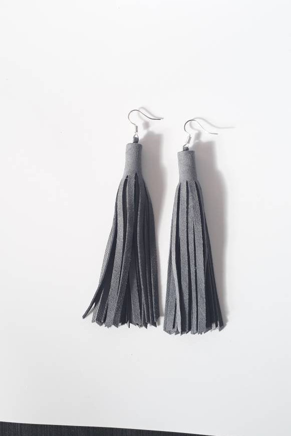 Graue Wildleder Fransen Ohrringe Sterling Silber Montur Graue Wildleder Fransen Ohrringe Sterling Silber Montur von LOFbags