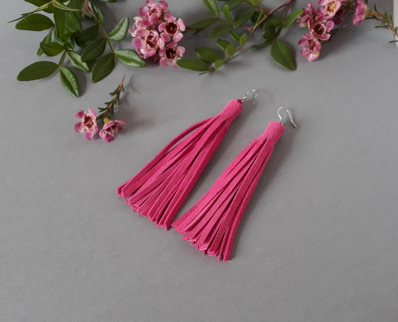 Rosa Wildleder Fransen Ohrringe Sterlingsilber-Armaturen Rosa Wildleder Fransen Ohrringe Sterlingsilber-Armaturen von LOFbags