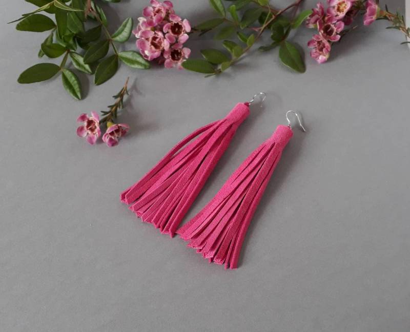 Rosa Wildleder Fransen Ohrringe Sterlingsilber-Armaturen Rosa Wildleder Fransen Ohrringe Sterlingsilber-Armaturen von LOFbags