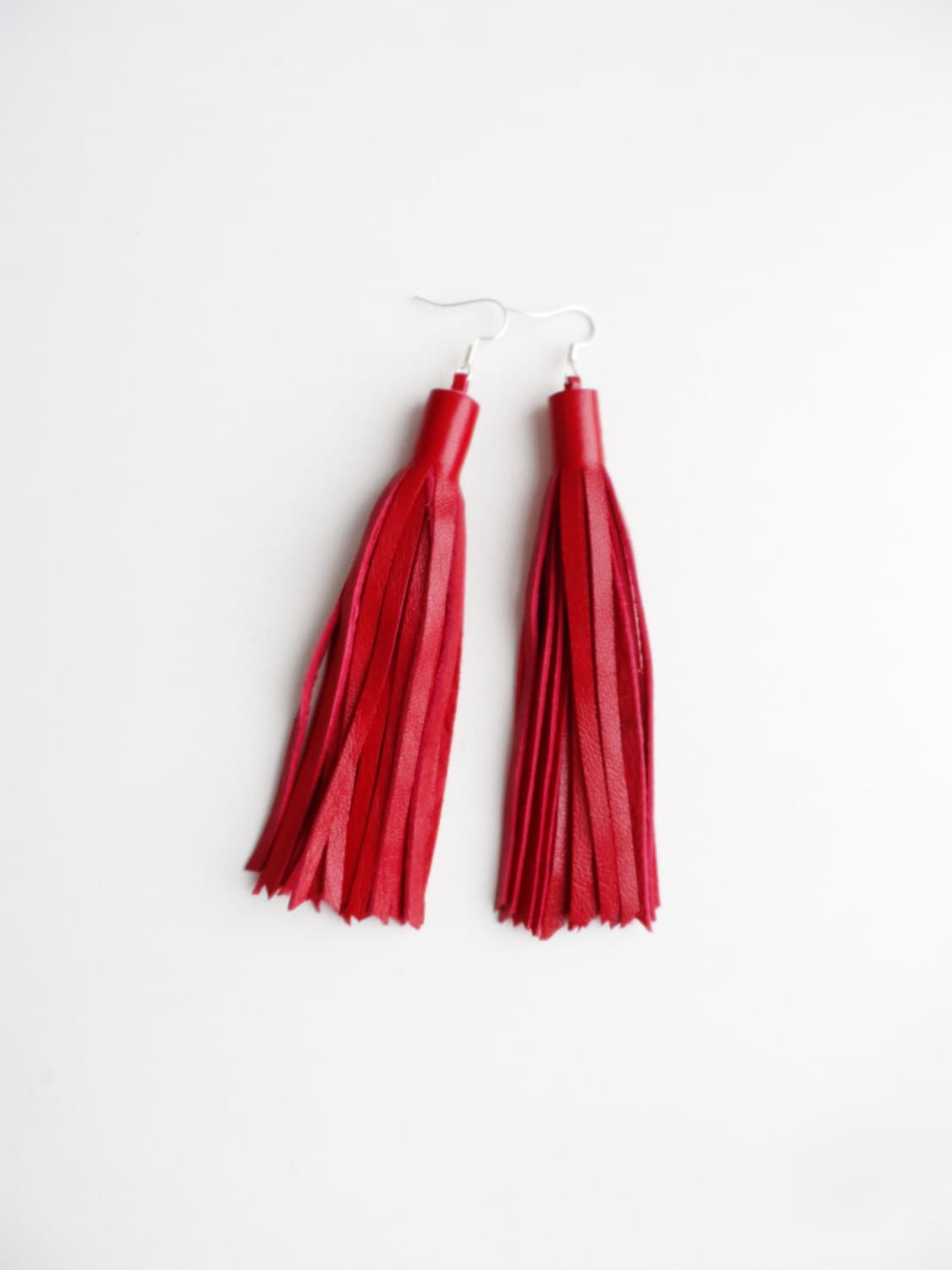 Rote Lederfransen-Ohrringe Sterlingsilber-Armaturen Rote Lederfransen-Ohrringe Sterlingsilber-Armaturen von LOFbags
