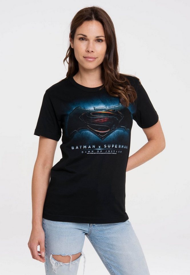 LOGOSHIRT T-Shirt Batman v Superman - Justice mit großem Superhelden-Print von LOGOSHIRT