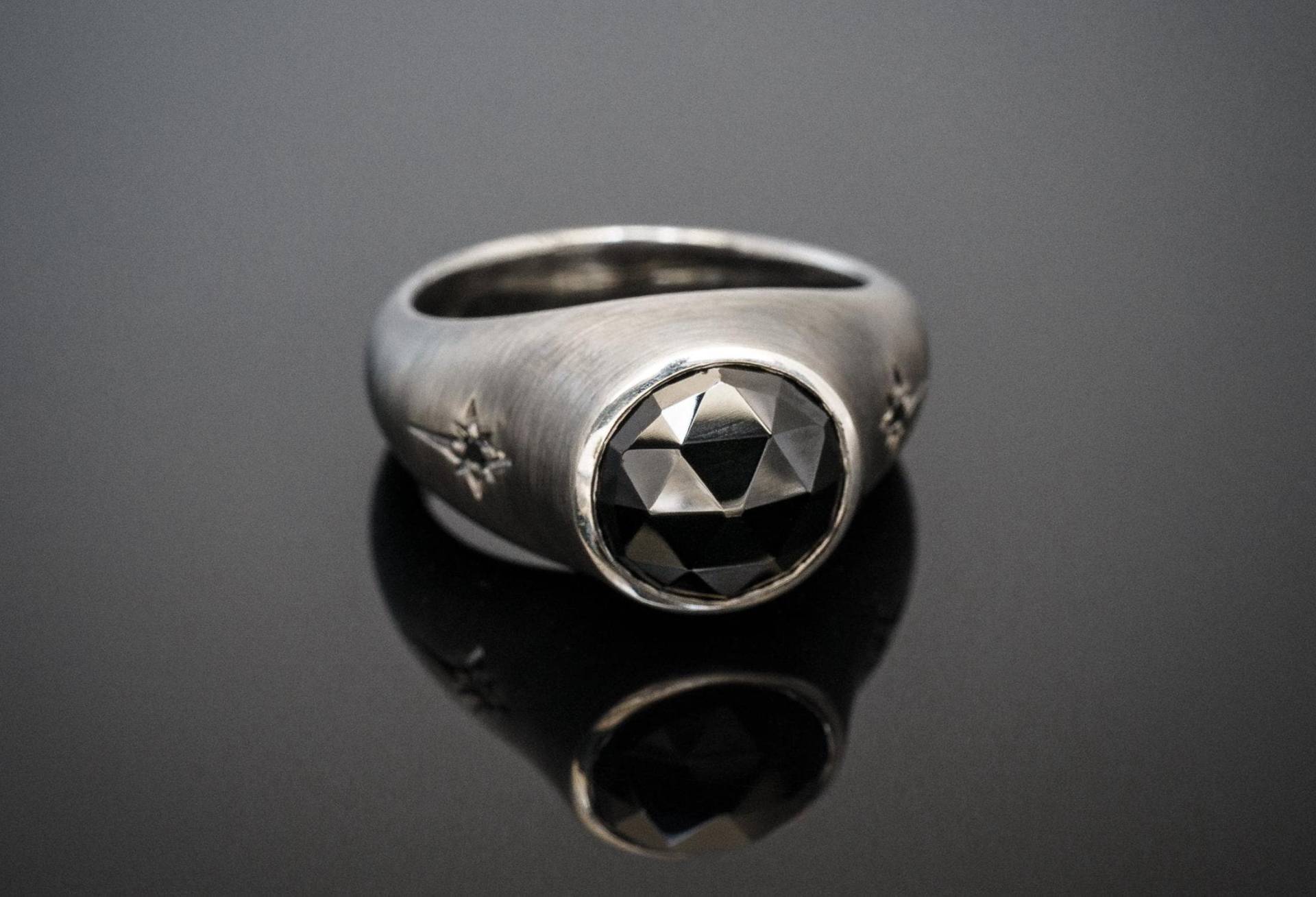 Dunkler Silberring Mit Spinellrose Und Schwarzen Brillanten Dunkler Silberring Mit Spinellrose Und Schwarzen Brillanten von LOHYN