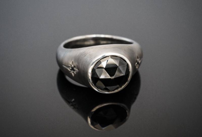 Dunkler Silberring Mit Spinellrose Und Schwarzen Brillanten von LOHYN