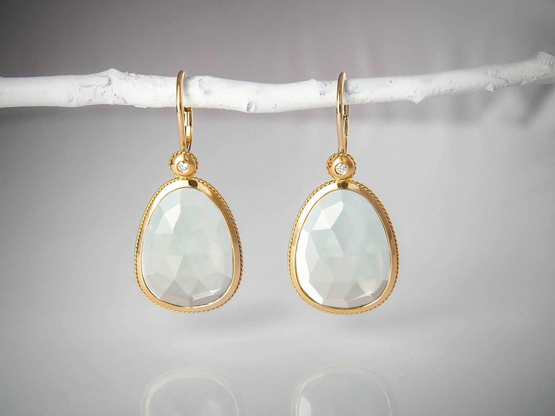 Ohrschmuck Aus 750/ - Gelbgold Mit Zartgrünen Prasiolithen Im Rosenschliff Und Zwei Brillanten Ohrschmuck Aus 750/ - Gelbgold Mit Zartgrünen Prasiolithen Im Rosenschliff Und Zwei Brillanten von LOHYN