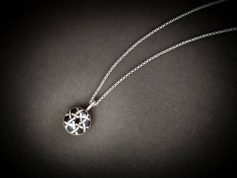 Schwarz Emaillierter 750/ - Weißgoldanhänger Schwarz Emaillierter 750/ - Weißgoldanhänger von LOHYN