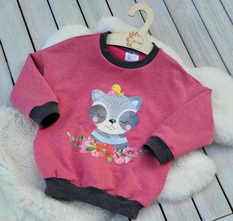 Gr. 104, Kinderpullover, Kuscheliger Baumwollsweat , Beere Meliert Mit Grauem Bündchen- Waschbär - Kinderkleidung, Unikat, Sofortkauf von LORISAsUnikate