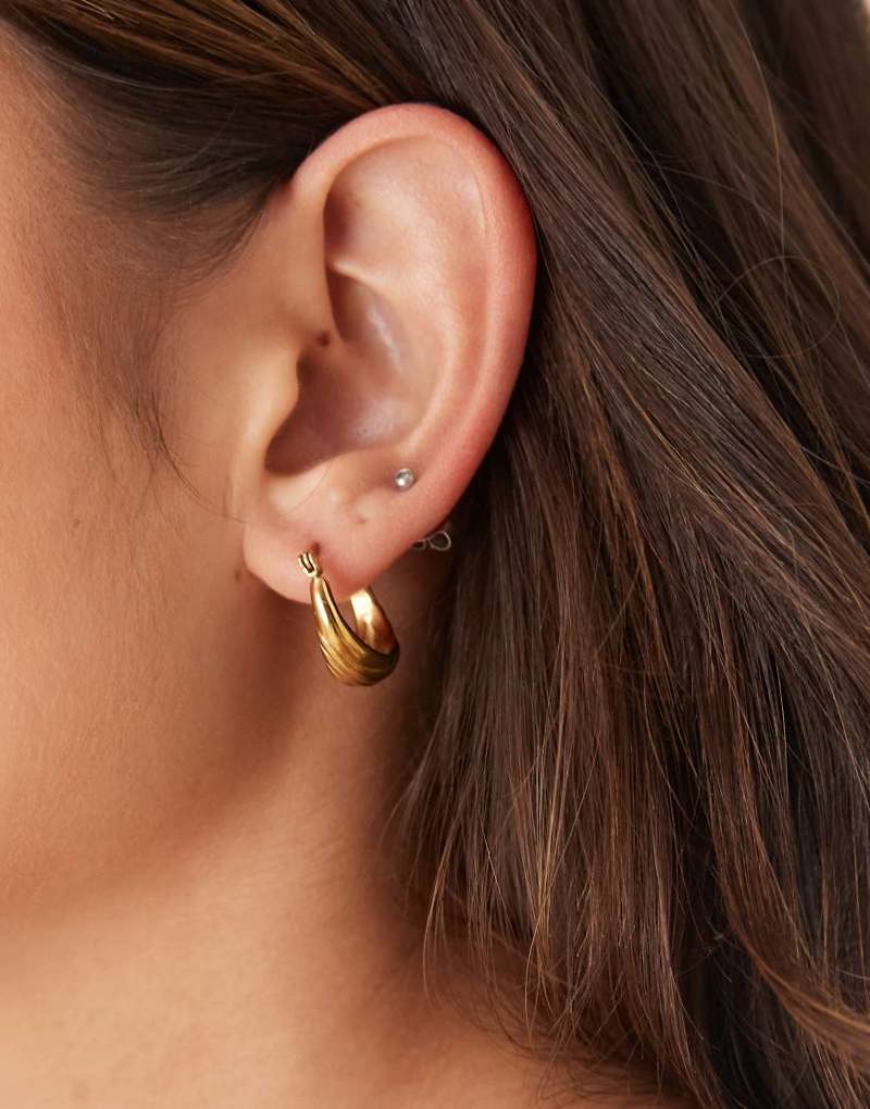 Lost Souls - Creolen aus Edelstahl mit 18-Karat-Vergoldung und Strukturmuster-Goldfarben von LOST SOULS