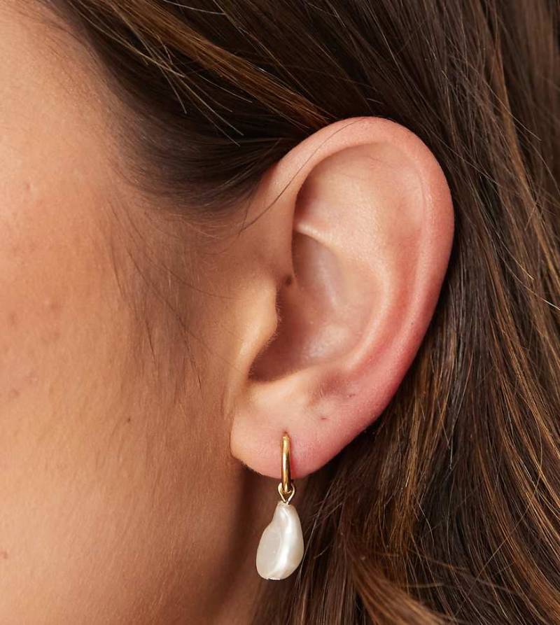 Lost Souls - Kleine Creolen aus 18-Karat-vergoldetem Edelstahl mit Schmuckperlen-Anhänger-Goldfarben von LOST SOULS