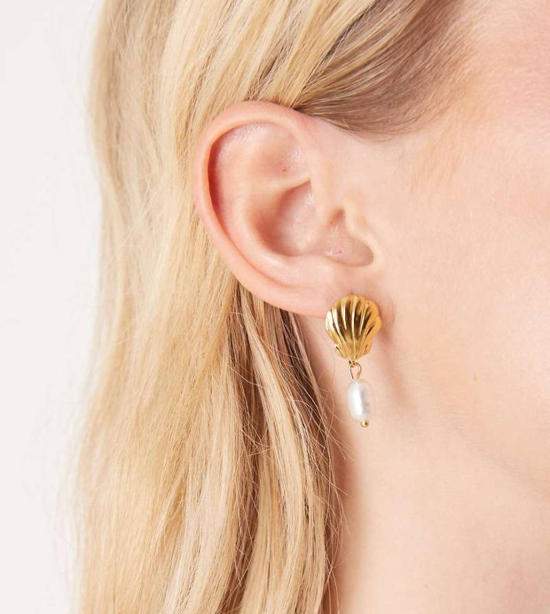Lost Souls - Muschel-Ohrringe aus 18-karätig vergoldetem Edelstahl mit Perlenanhänger-Goldfarben von LOST SOULS