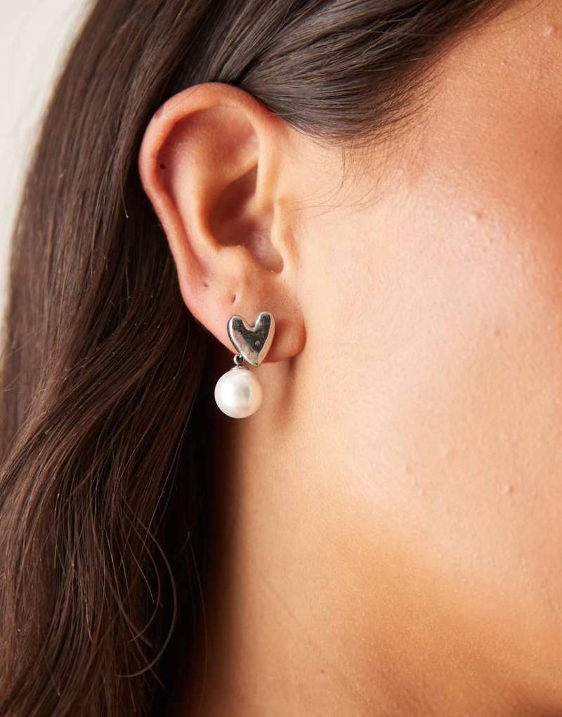 Lost Souls - Ohrstecker aus Edelstahl in Silberoptik mit Herz-Motiv und Perle von LOST SOULS