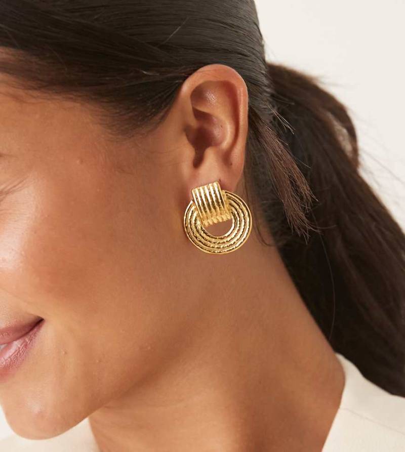 Lost Souls - Strukturierte Ohrringe aus Edelstahl mit 18-Karat-Vergoldung mit Türklopfer-Design-Goldfarben von LOST SOULS