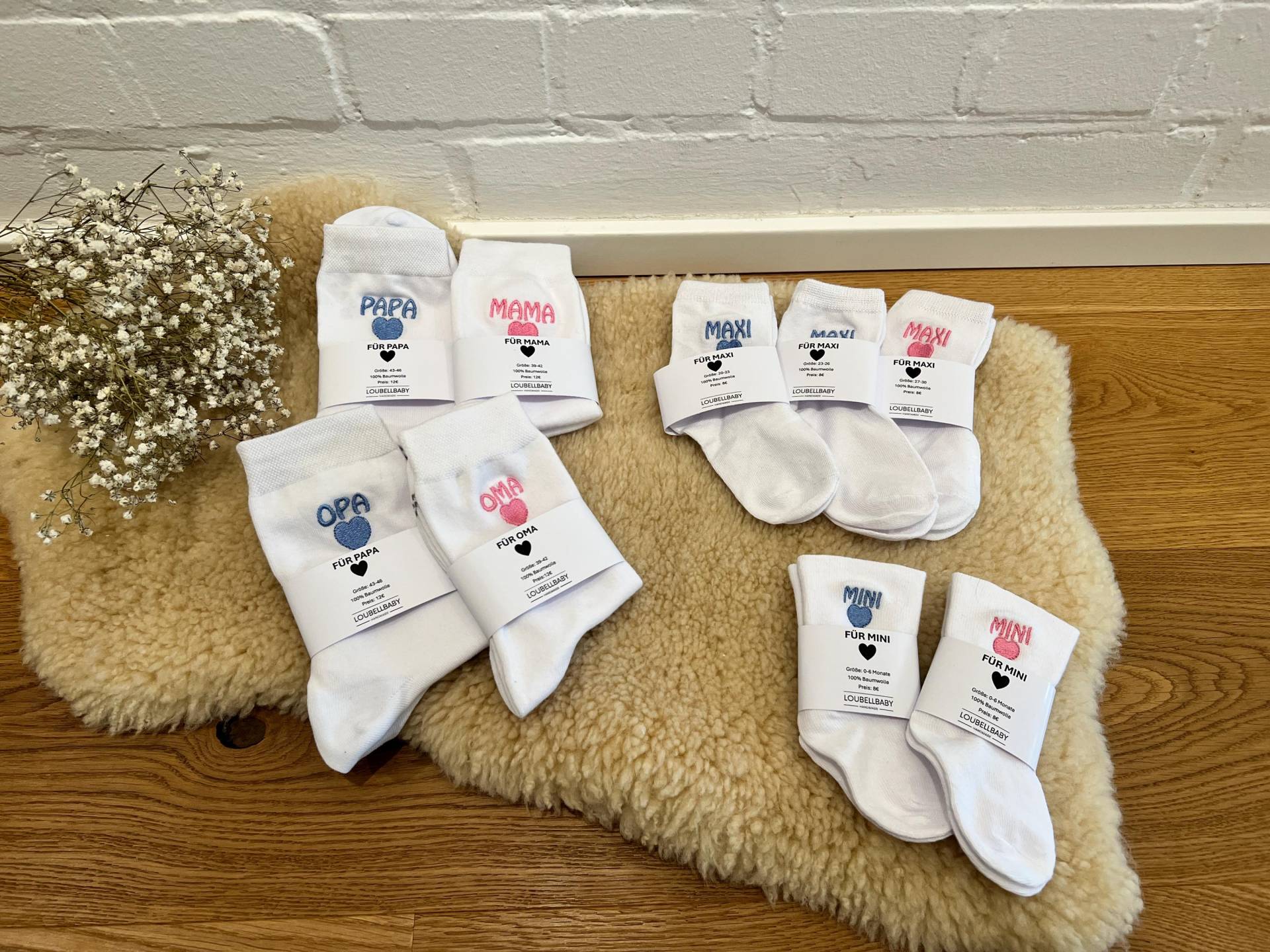 Bestickte Socken Familie | Mama Papa Oma Opa Mini Maxi Geschenk Zur Geburt Familien Box Baby Loubellbaby Bestickte Socken Familie | Mama Papa Oma Opa Mini Maxi Geschenk Zur Geburt Familien Box Baby Loubellbaby von LOUBELLBABY