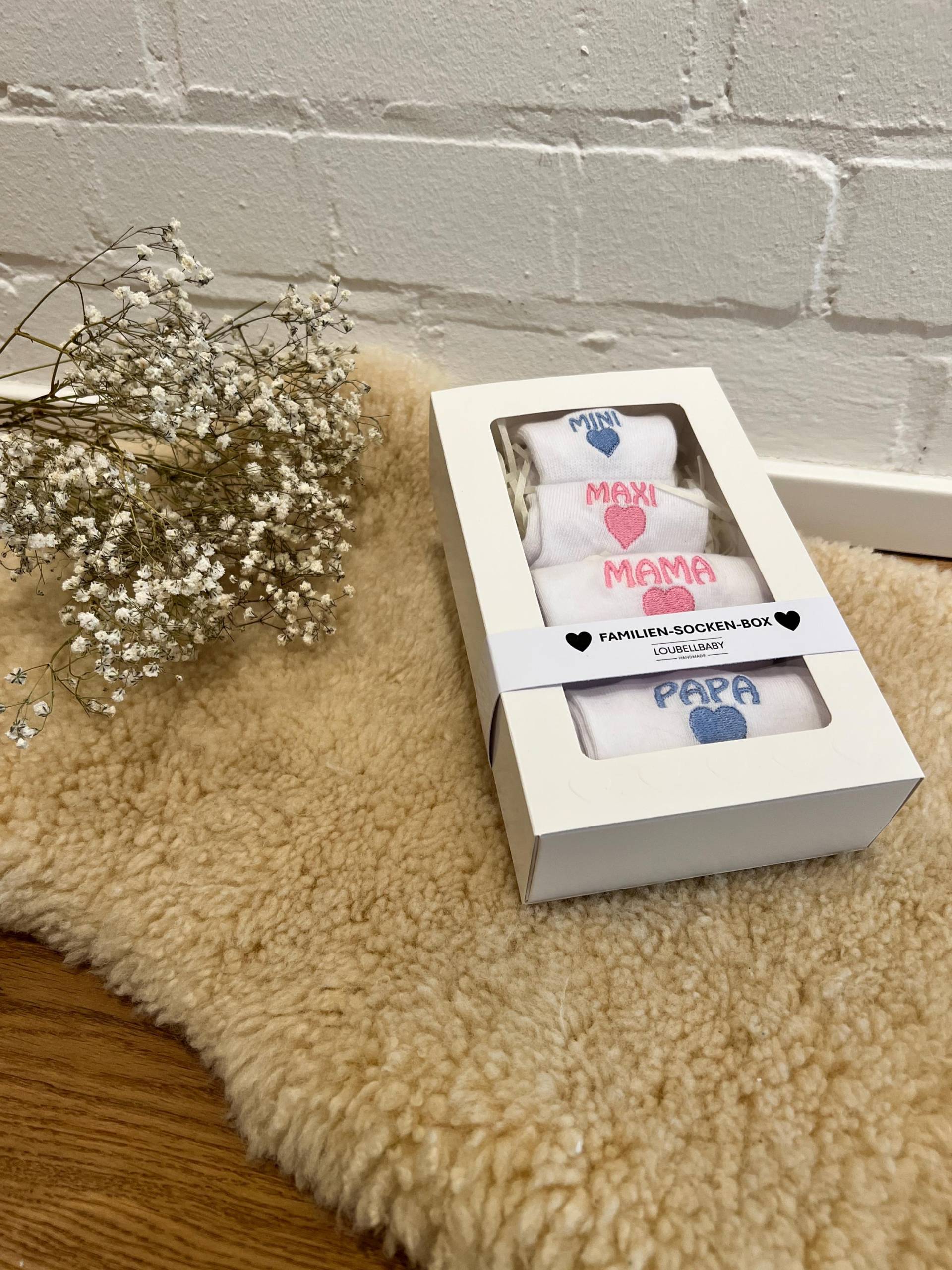 Familien Socken Box Mit Bestickte Für Mama, Papa, Mini Und Maxi. Idee Geschenkbox - Erstell Selber Deinen Familien Socken Box Mit Bestickte Für Mama, Papa, Mini Und Maxi. Idee Geschenkbox - Erstell Selber Deinen von LOUBELLBABY