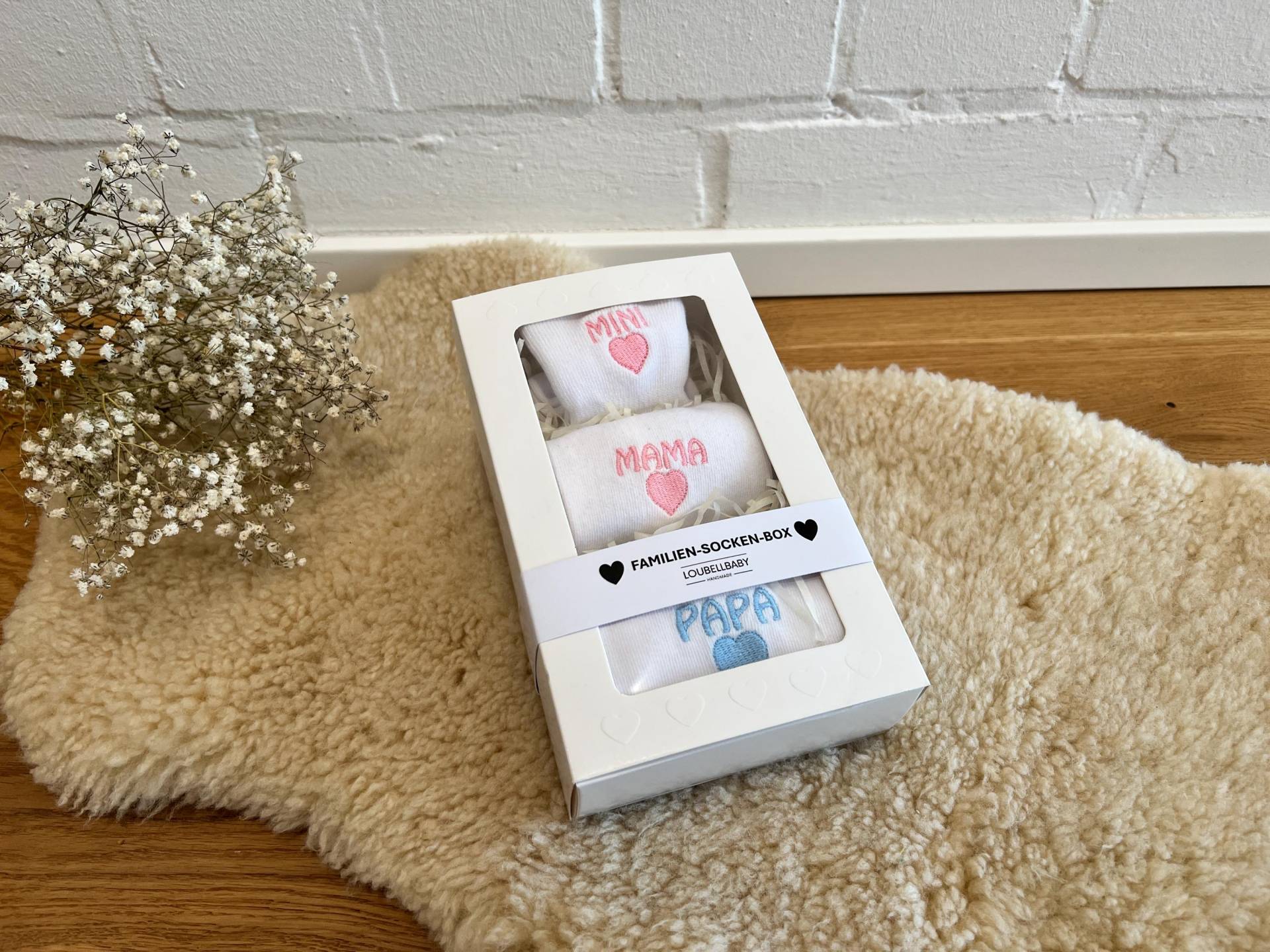 Mama, Papa Und Mini Familien Socken Box Mit Bestickte Socken. Idee Für Geschenkbox - Liebevolle Geschenk Pink Oder Blau Mama, Papa Und Mini Familien Socken Box Mit Bestickte Socken. Idee Für Geschenkbox - Liebevolle Geschenk Pink Oder Blau von LOUBELLBABY