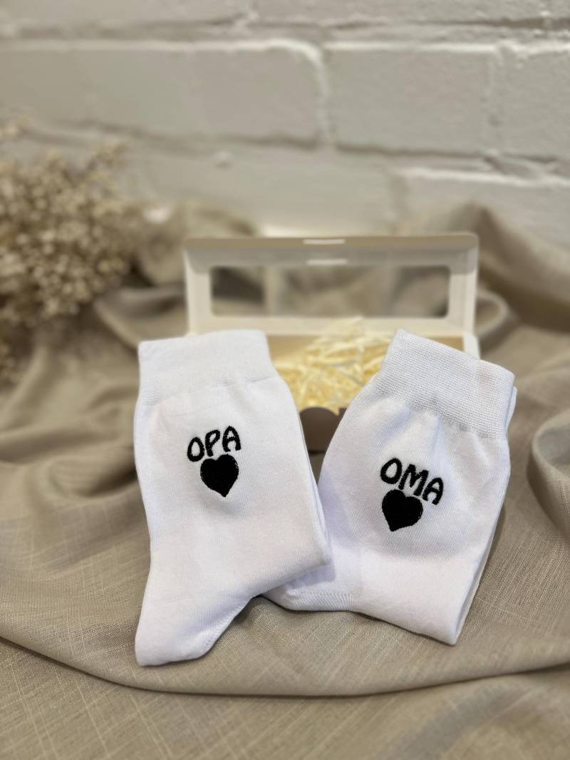 Oma Opa Socken Geschenk | Großeltern Set Zur Geburt Baby Ankündigung Idee Baumwolle Box. Bestickte Socken von LOUBELLBABY
