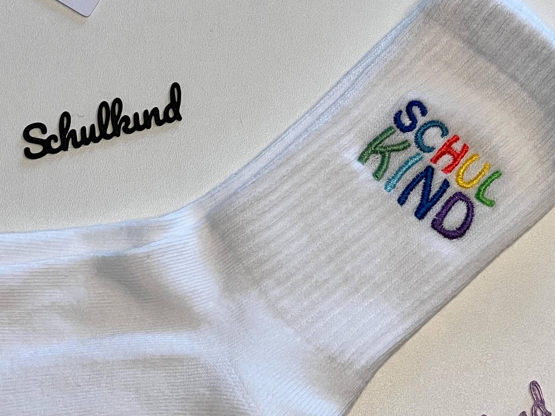 Schulkind-Socken, Das Perfekte Geschenk Zur Einschulung. Bestickte Socken Mit Schulkind, Ideal Als Zuckertüten-Füllung Zum Schulstart 2025 Schulkind-Socken, Das Perfekte Geschenk Zur Einschulung. Bestickte Socken Mit Schulkind, Ideal Als Zuckertüten-Füllung Zum Schulstart 2025 von LOUBELLBABY