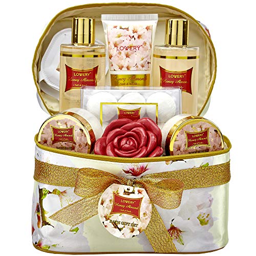 Geschenkkorb für Damen – Honigmandel Home Spa Set mit Duftlotionen, 6 Badekugeln, wiederverwendbare Reisetasche mit Spiegel und mehr – 14-teiliges Set von LOVERY