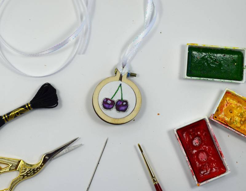 Kirsche Halskette | Mini Bestickt Reifen Anhänger Gestickte Bestickt Schmuck Hoop-Kunst Kirsche Halskette | Mini Bestickt Reifen Anhänger Gestickte Bestickt Schmuck Hoop-Kunst von LOVESTITCHERY
