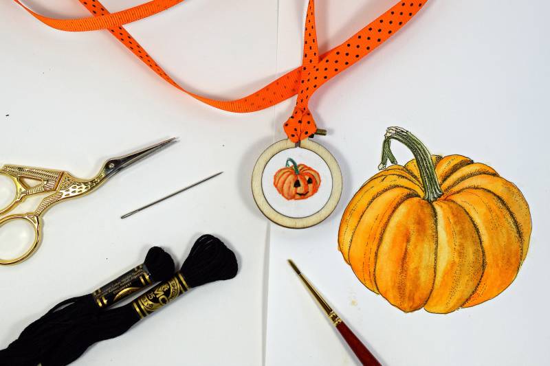 Kürbis Halskette | Mini Bestickt Reifen Anhänger Gestickte Bestickt Schmuck Hoop-Kunst Kürbis Halskette | Mini Bestickt Reifen Anhänger Gestickte Bestickt Schmuck Hoop-Kunst von LOVESTITCHERY