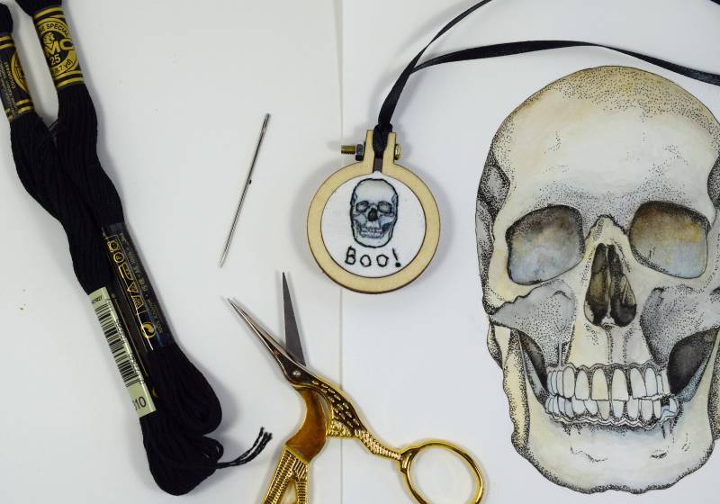 Schädel Halskette | Mini Bestickt Reifen Anhänger Gestickte Bestickt Schmuck Hoop-Kunst Schädel Halskette | Mini Bestickt Reifen Anhänger Gestickte Bestickt Schmuck Hoop-Kunst von LOVESTITCHERY