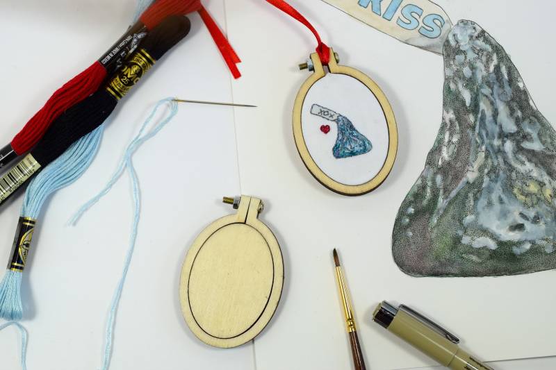 Schokolade Kuss Halskette | Mini Bestickt Reifen Anhänger Gestickte Bestickt Schmuck Hoop-Kunst Schokolade Kuss Halskette | Mini Bestickt Reifen Anhänger Gestickte Bestickt Schmuck Hoop-Kunst von LOVESTITCHERY