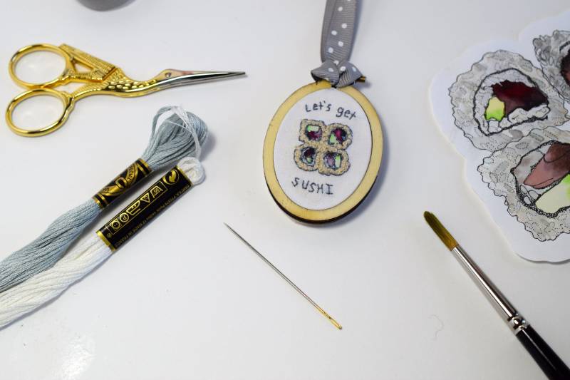 Sushi-Kette | Mini Kette Gestickte Anhänger Bestickt Schmuck California Roll Sushi-Kette | Mini Kette Gestickte Anhänger Bestickt Schmuck California Roll von LOVESTITCHERY