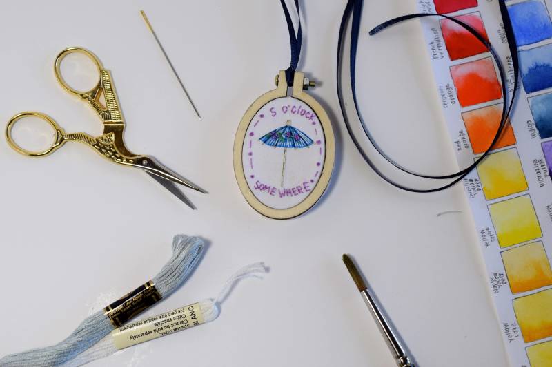 Trinken Regenschirm Halskette | 0500 Irgendwo Mini Kette Gestickte Anhänger Herbst Schmuck Bestickte von LOVESTITCHERY