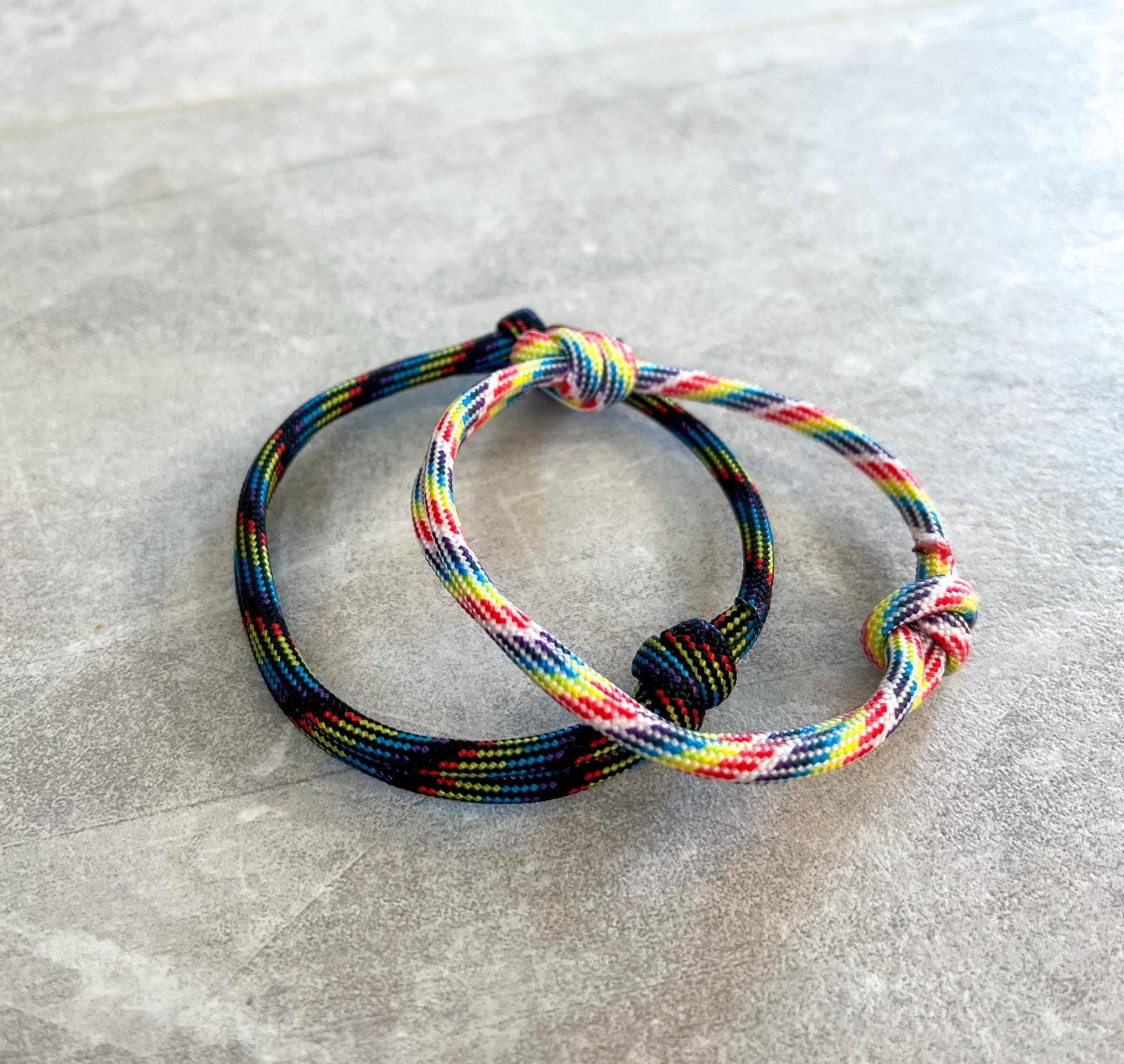 Pride Regenbogen Armband | Schwarz Oder Weiß Aus Paracord | Rainbow, Gay Pride Regenbogen Armband | Schwarz Oder Weiß Aus Paracord | Rainbow, Gay von LOVEWINSdigitals
