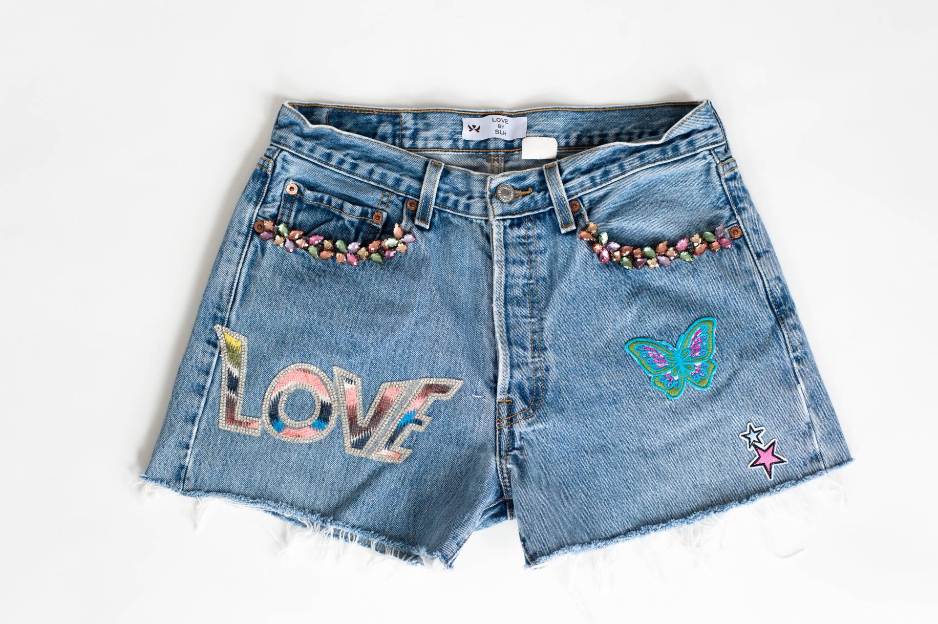 Vintage Hand Gemacht Levis Jeansshorts Mit Vintage-Patches Und Stickerei Vintage Hand Gemacht Levis Jeansshorts Mit Vintage-Patches Und Stickerei von LOVEbySLH