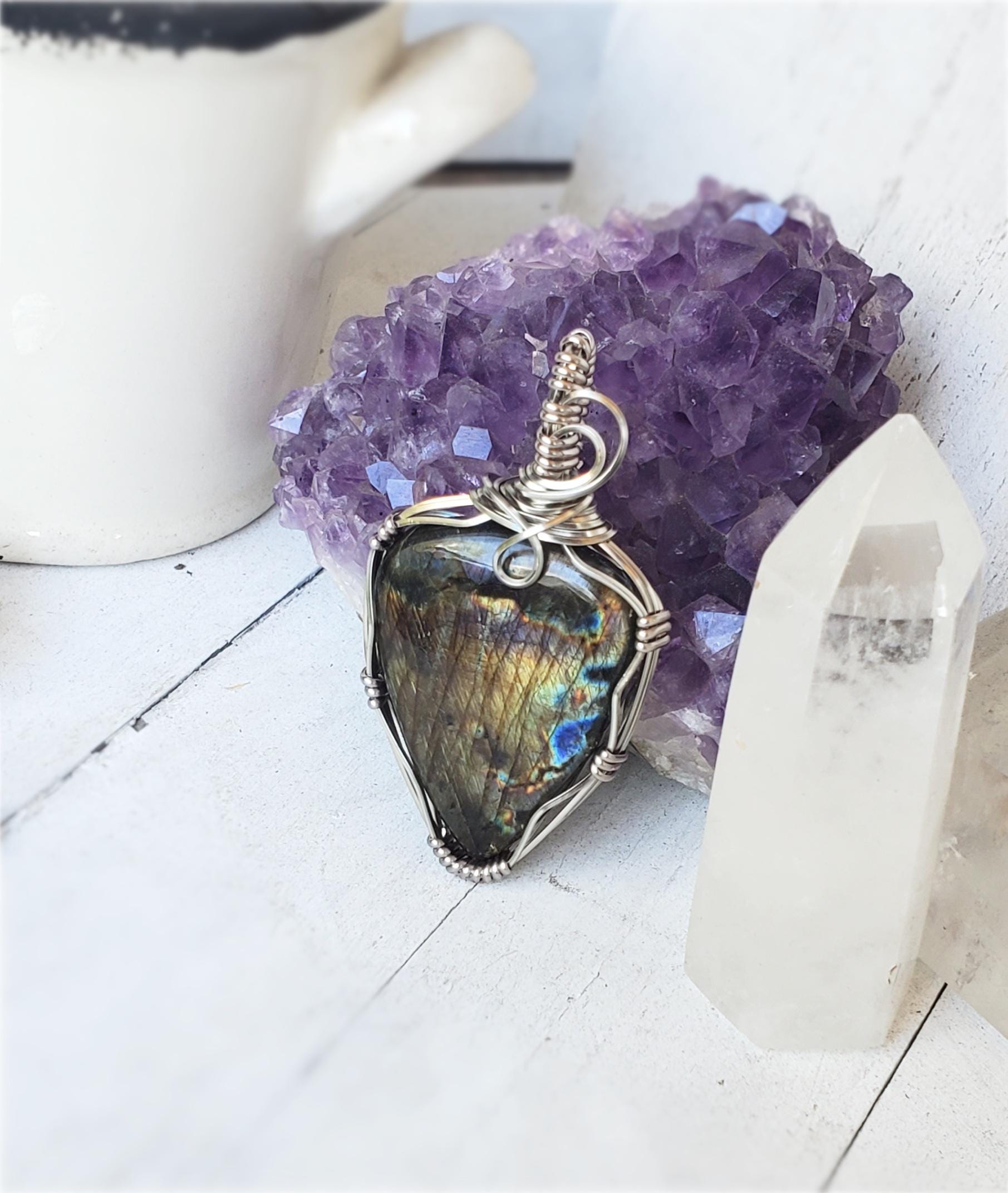 Großer Labradorit Anhänger Silber Draht Gewickelt Regenbogen Stein von LOVEnLAVISH