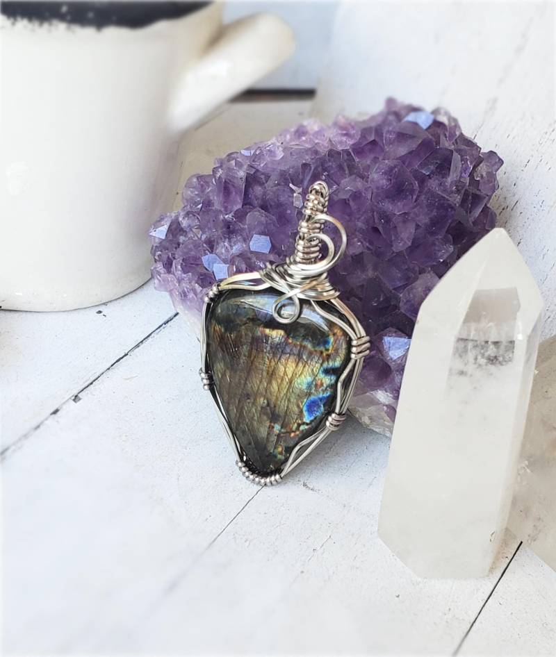 Großer Labradorit Anhänger Silber Draht Gewickelt Regenbogen Stein von LOVEnLAVISH