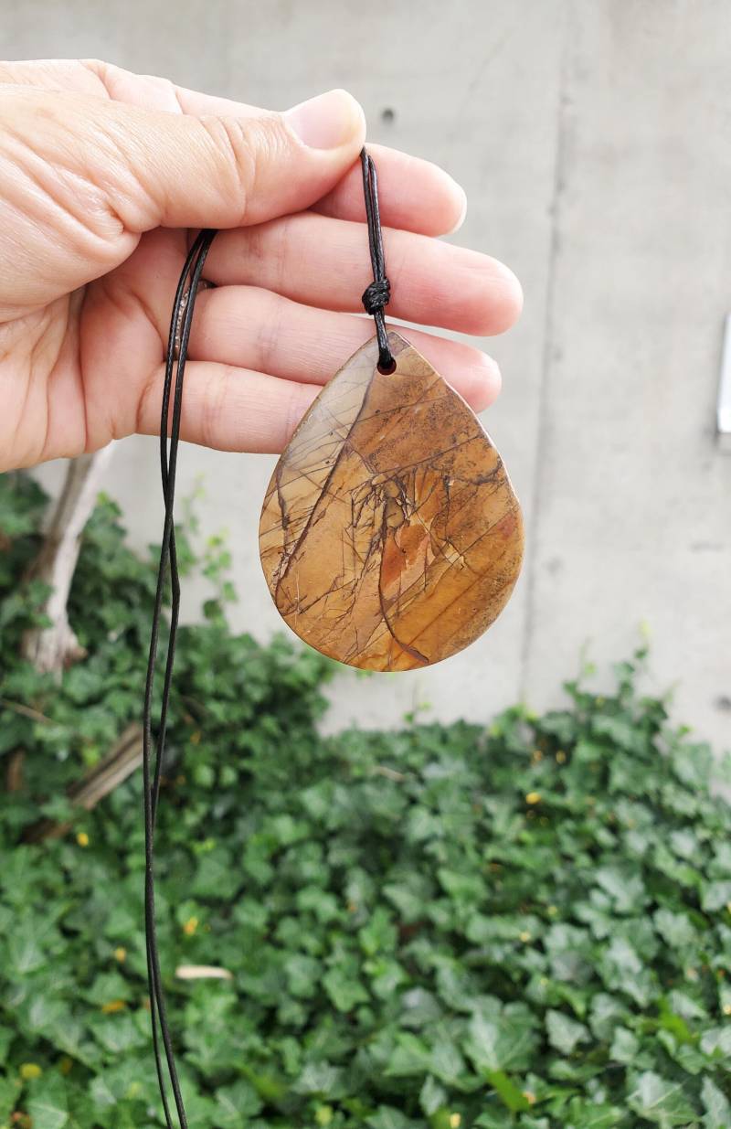 Große Teardrop Red Creek Jaspis Anhänger Halskette, Unisex Schmuck von LOVEnLAVISH