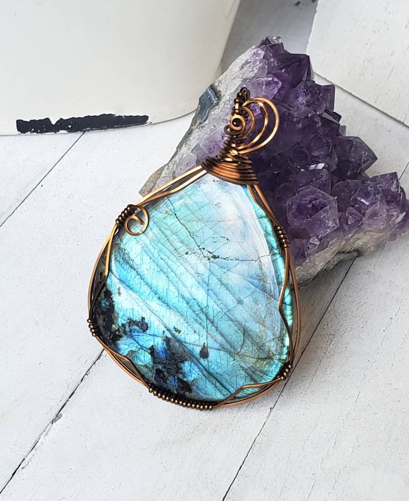 Großer Labradorit-Anhänger Messingdraht Gewickelte Statement-Halskette in Tropfenform Für Damen Großer Labradorit-Anhänger Messingdraht Gewickelte Statement-Halskette in Tropfenform Für Damen von LOVEnLAVISH