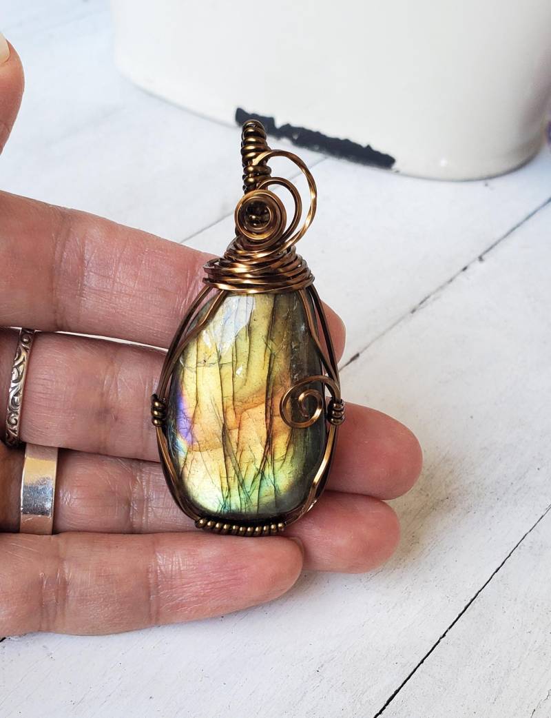 Labradorit Wire Wrap Anhänger Goldener Kristallstein-Draht-Messing-Schmuck Für Frauen von LOVEnLAVISH