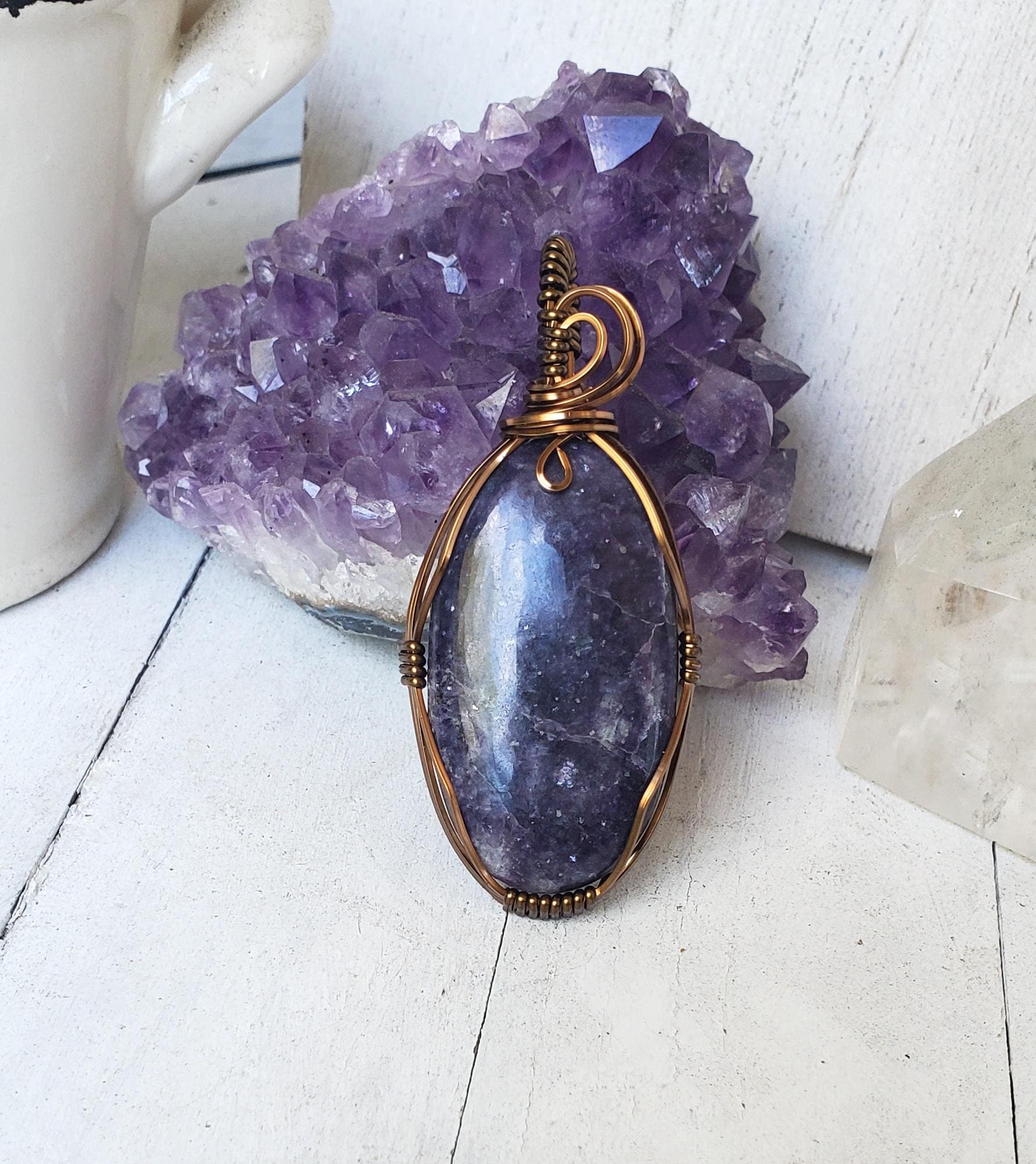 Lepidolith Anhänger Aus Messingdraht Gewickelter Ovaler Stein von LOVEnLAVISH