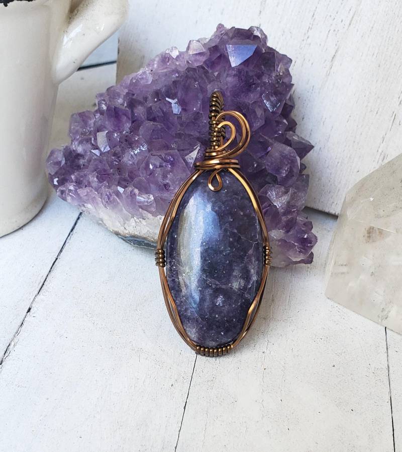 Lepidolith Anhänger Aus Messingdraht Gewickelter Ovaler Stein von LOVEnLAVISH