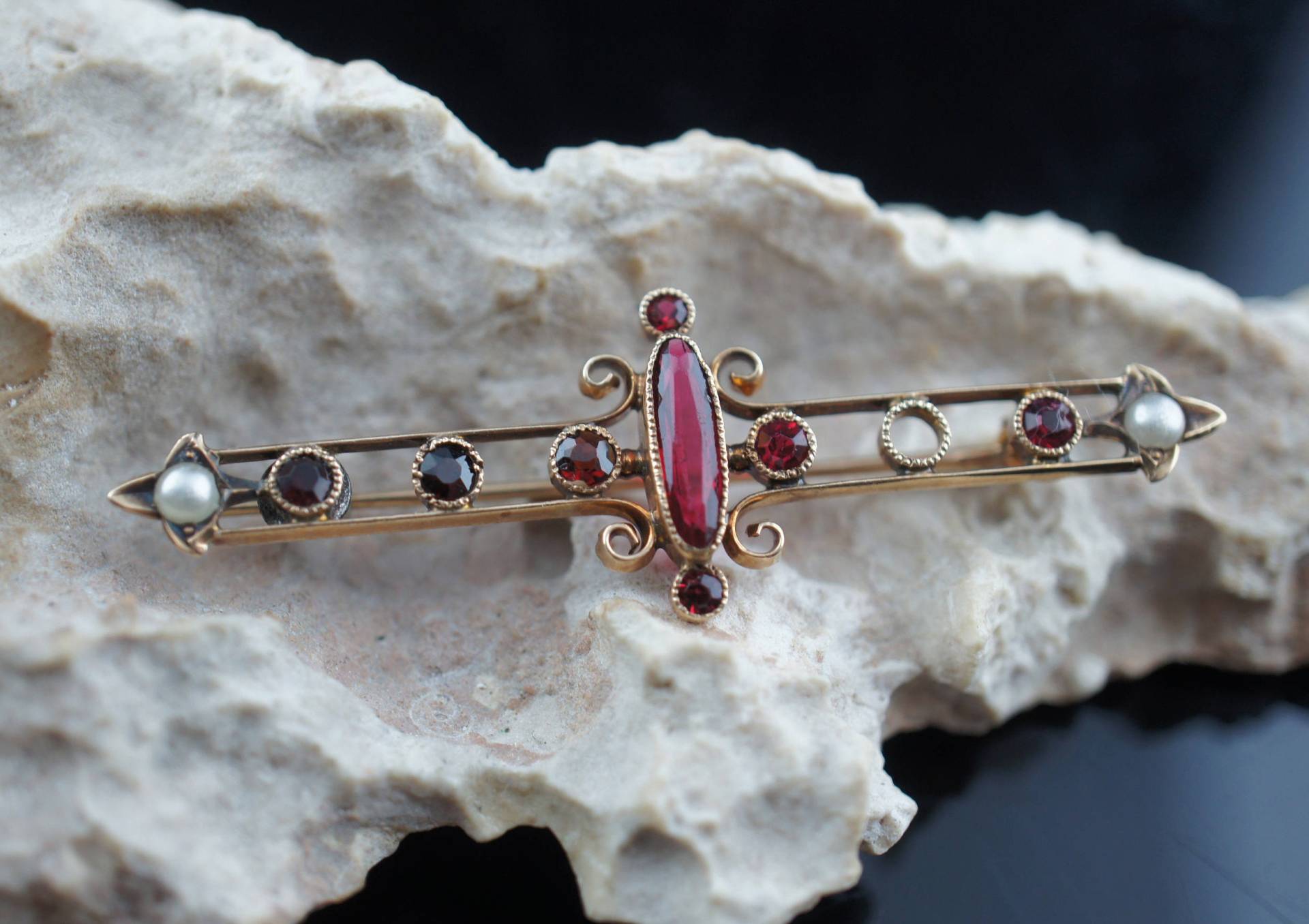 10K Schmuck Brosche Pin Solid Gold Geschnitzt Mutter Perlen Rote Steine Filigran Art Deco Circa Minimalistisch Modernist Graceful K von LOVNTG
