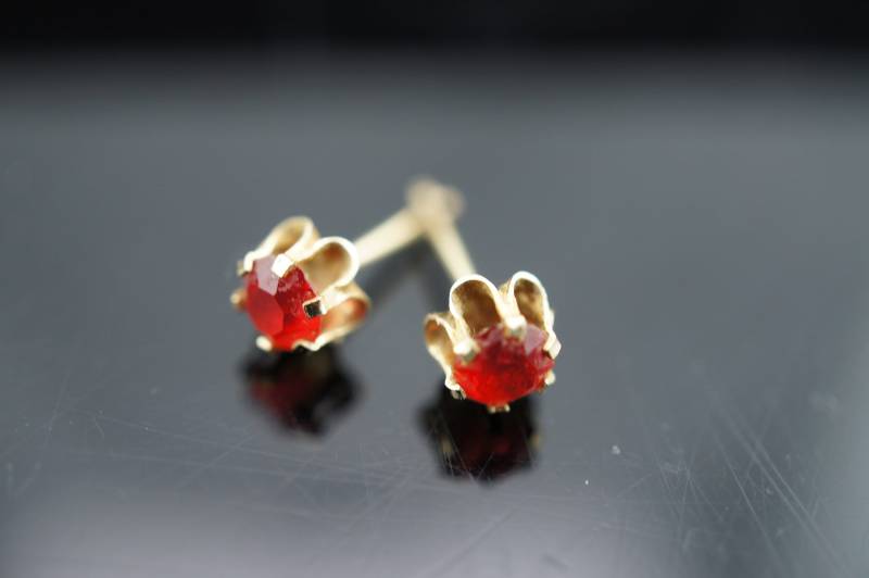 14K Solid Gold Art Deco Vintage Schmuck Bolt Ohrstecker Gelb Gold Mode Ohrringe Cz Red Stone Tiny L2 von LOVNTG