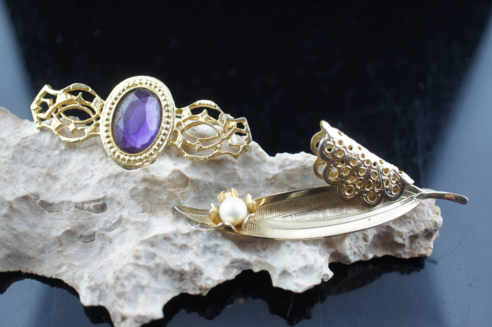 2Er Set Brosche Art Deco Schmuck Goldfarben Cz Blatt Perlmutt Lila Violett Filigran Modernist Graceful Cc38 von LOVNTG