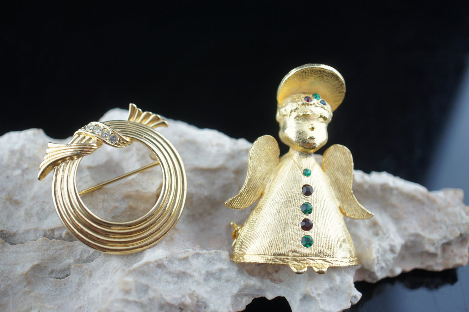 2Er Set Brosche Avon Cs Kranz Engel Cz Grün Rot Schleife Weiß Art Deco Schmuck Goldfarben Modernist Anmut Kreis P155 von LOVNTG