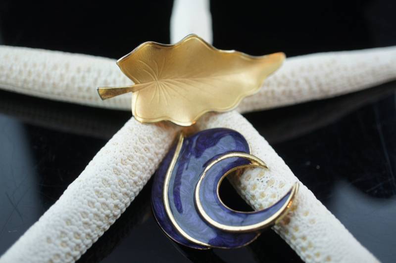 2Er Set Brosche Blatt Blätter Art Deco Schmuck Goldfarben Emailliert Violett Modernist Anmut Kreis P157 von LOVNTG