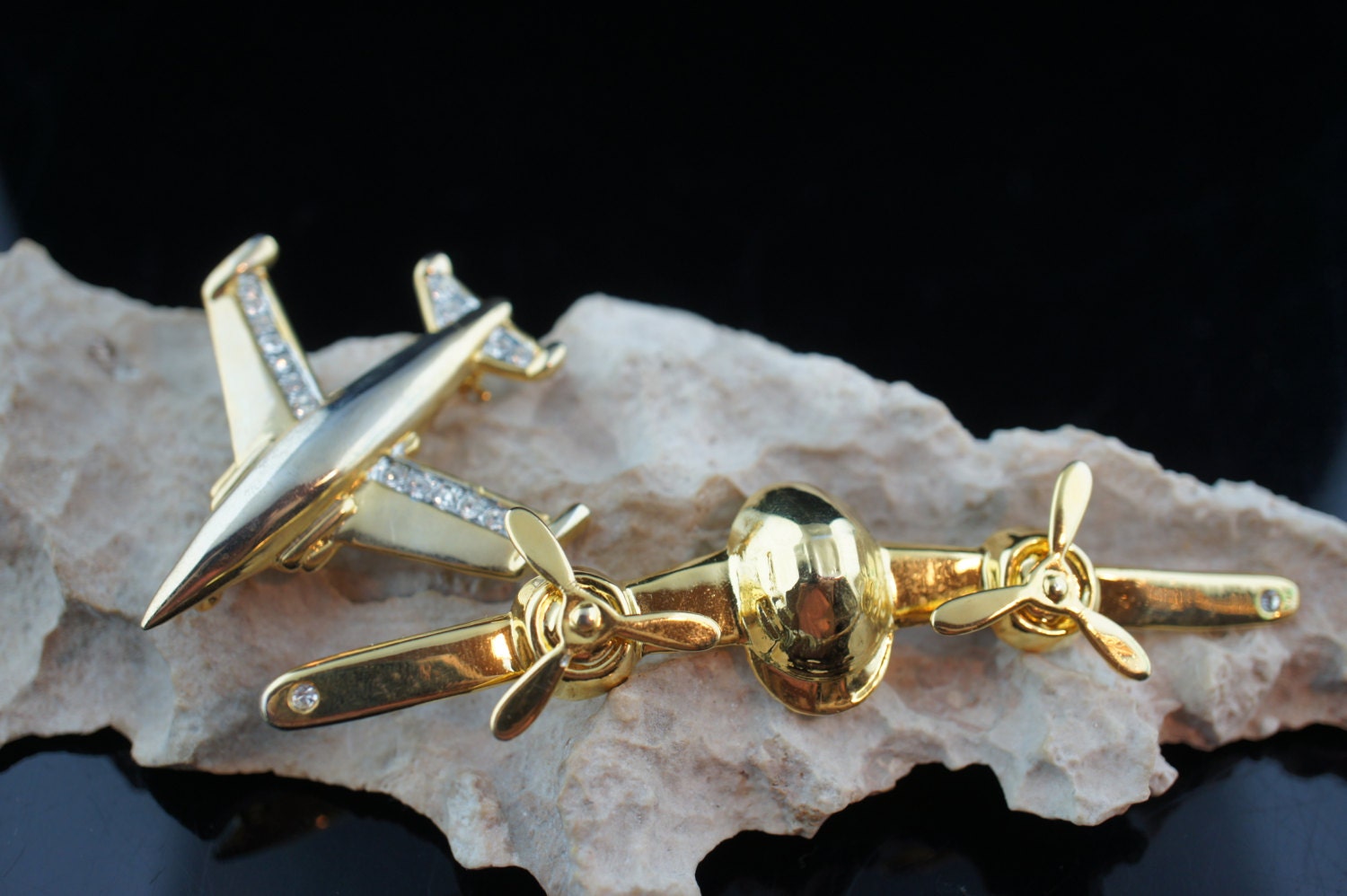 2Er Set Brosche Flugzeug Mit Beweglichen Propellern Gold Verziert Cz Deko Schmuck Modernist Graceful A132 von LOVNTG