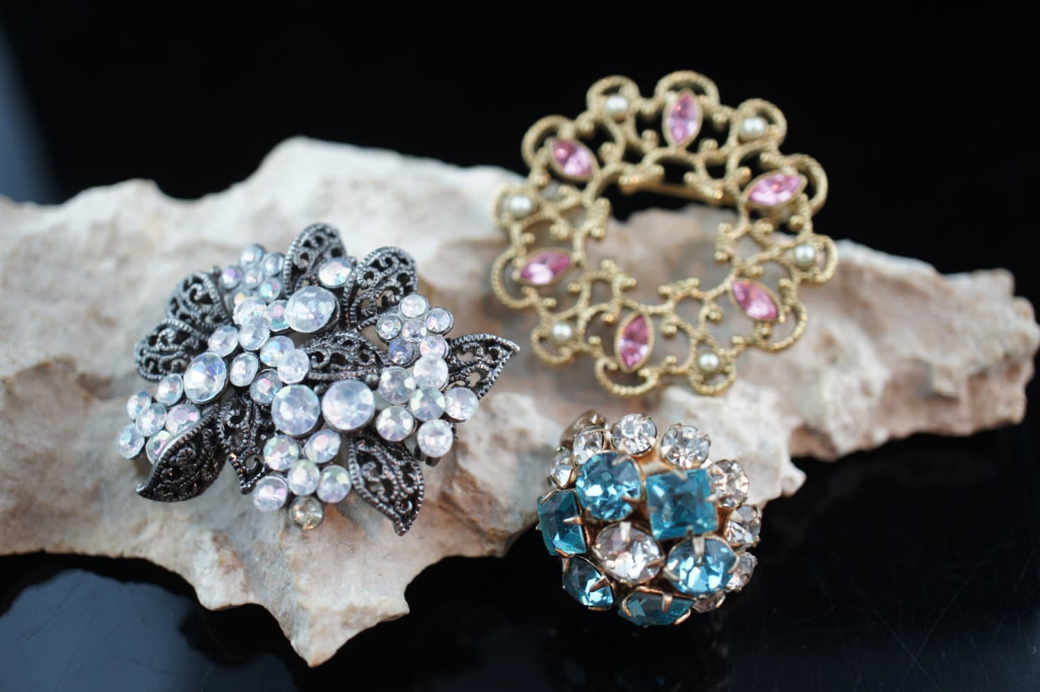 3Er Set Brosche Blumenkranz Art Deco Schmuck Silberfarben Goldton Cz Perlen Rosa Blau Weiß Modernist Graceful A133 von LOVNTG