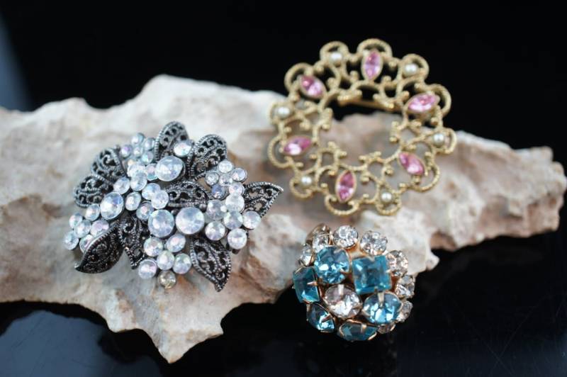 3Er Set Brosche Blumenkranz Art Deco Schmuck Silberfarben Goldton Cz Perlen Rosa Blau Weiß Modernist Graceful A133 von LOVNTG